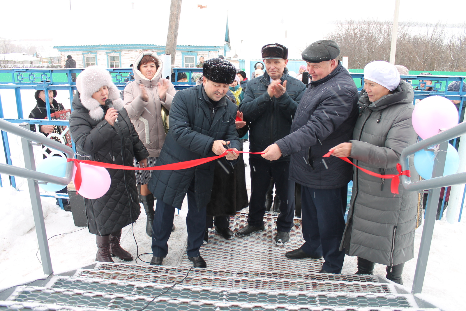 В д. Сарсаз торжественно открыли современный модульный фельдшерско-акушерский пункт.