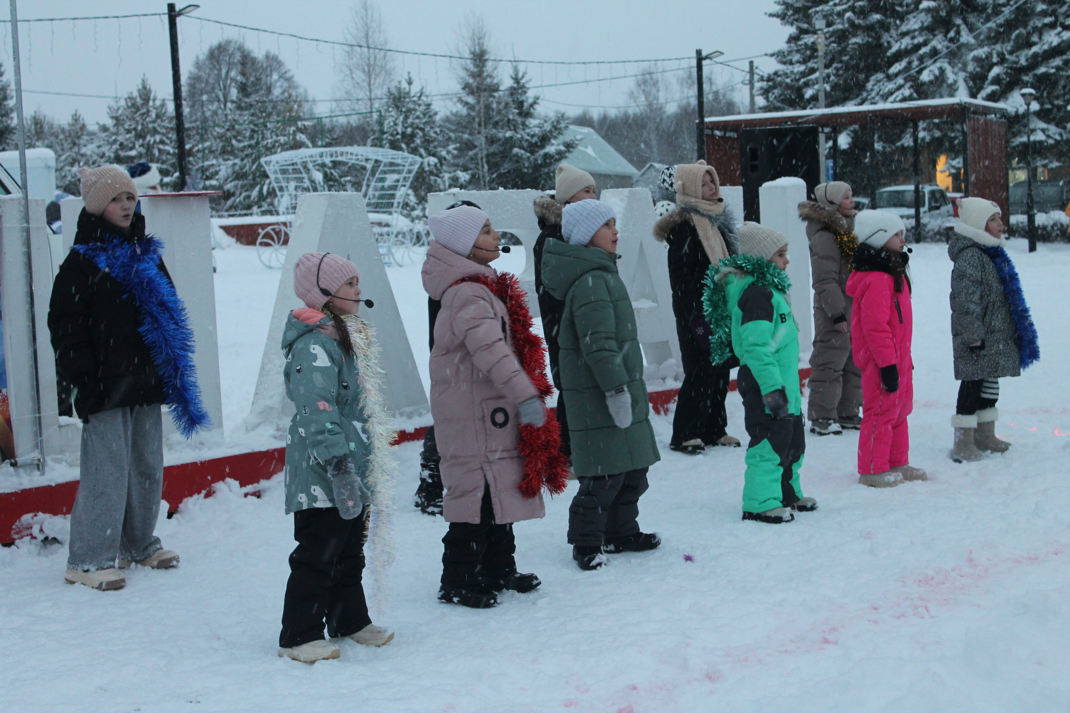 А у нас Новый год – Елка в гости всех зовет!