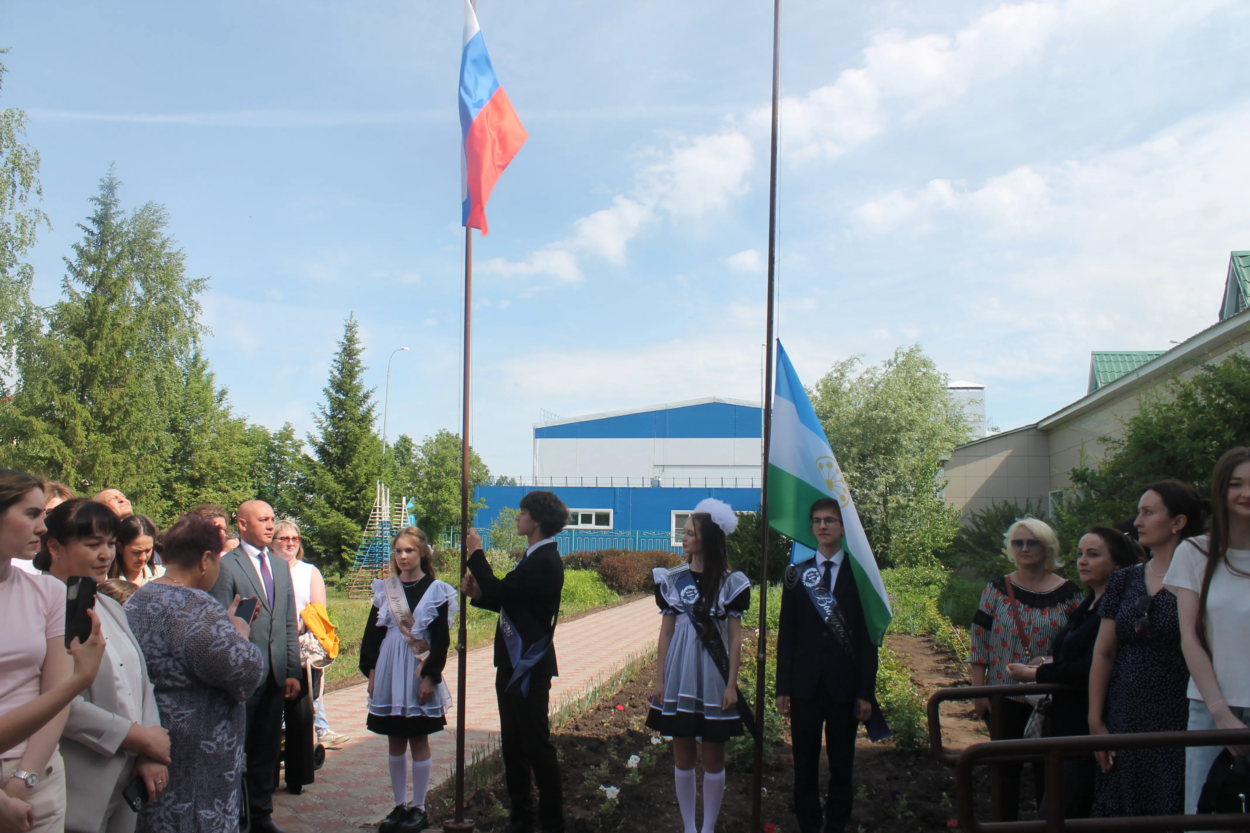 В добрый путь, выпускники!