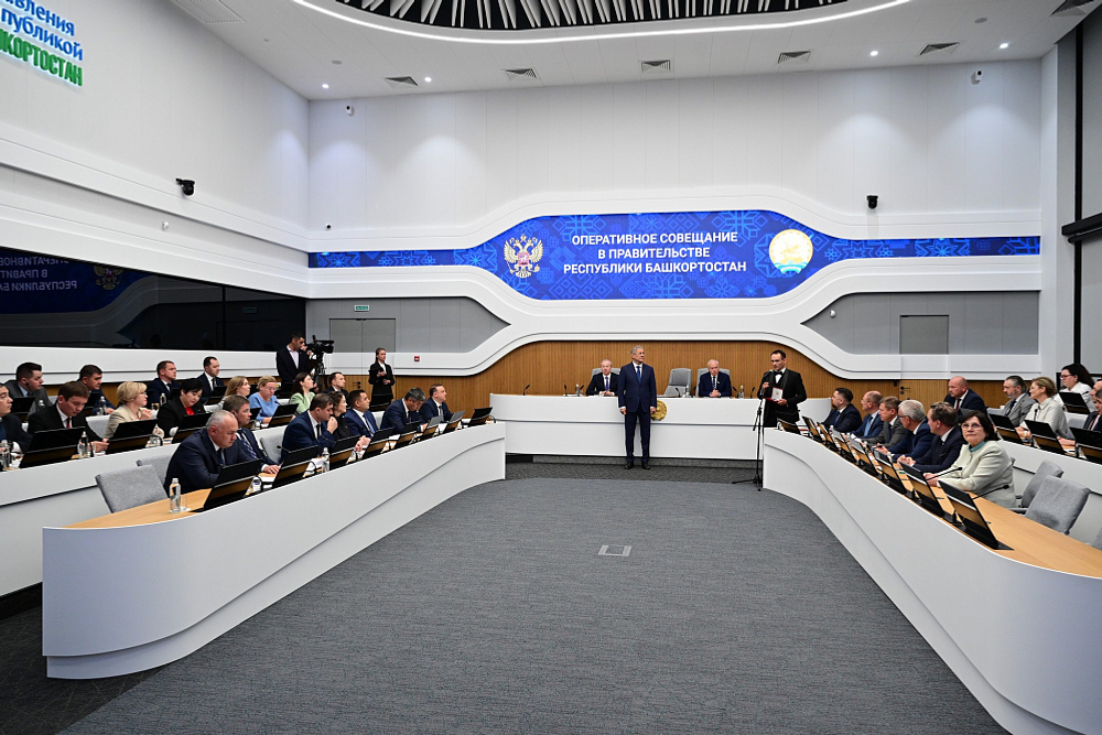 Радий Хабиров вручил награды театральным деятелям Башкортостана