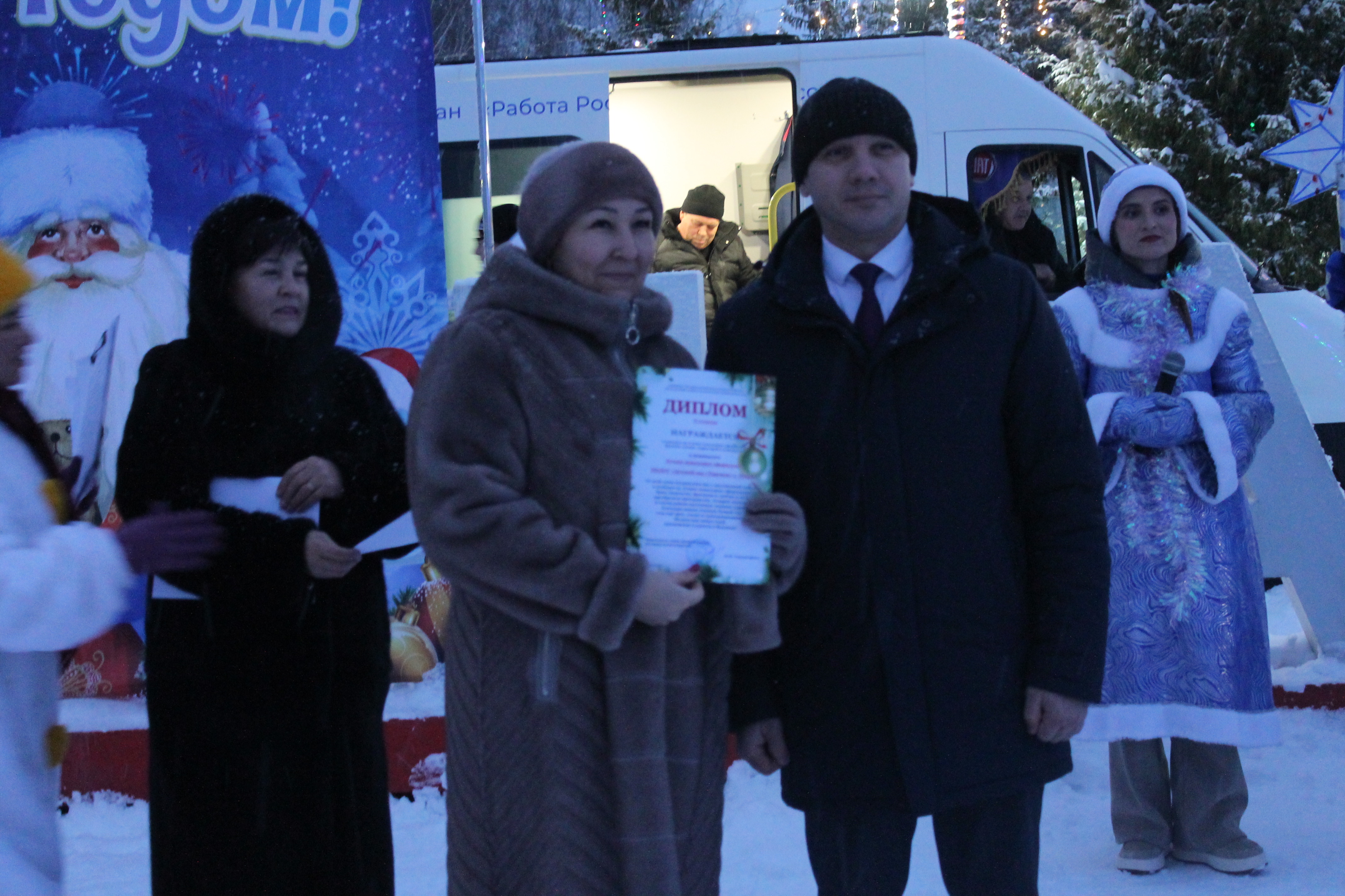 А у нас Новый год – Елка в гости всех зовет!