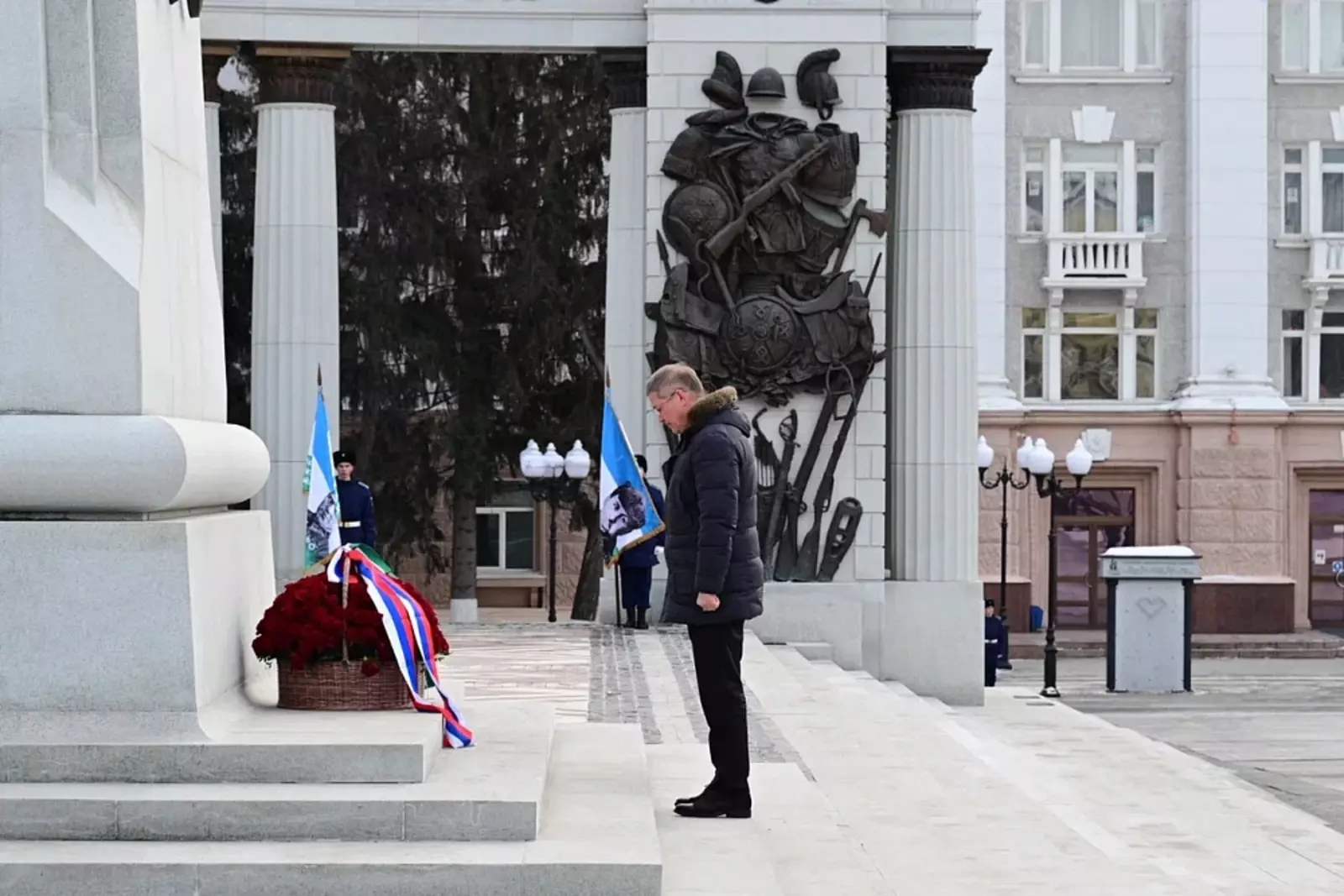 Радий Хабиров возложил цветы к памятнику Минигали Шаймуратова в Уфе