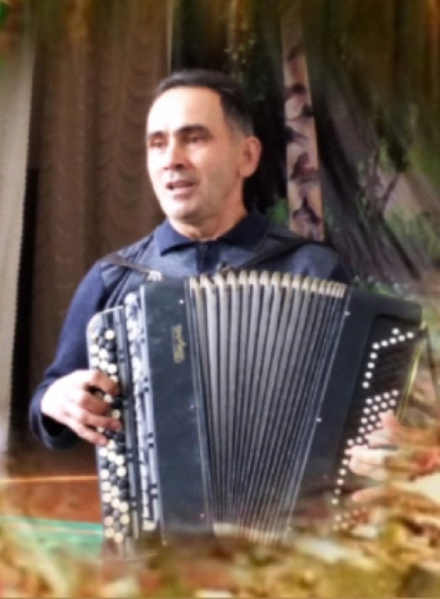 С уважением к таланту певца и баяниста