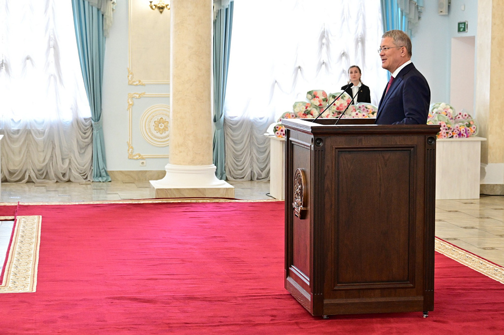 Радий Хабиров поздравил педагогов Башкортостана с наступающим Днём учителя