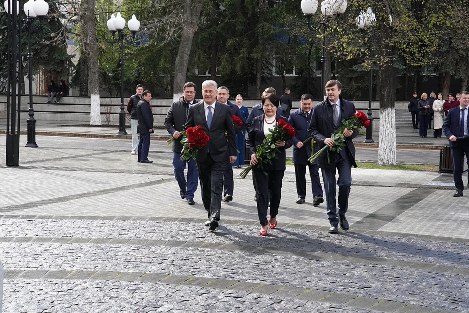 Министры просвещения России и Кыргызстана возложили цветы к памятнику Акмуллы