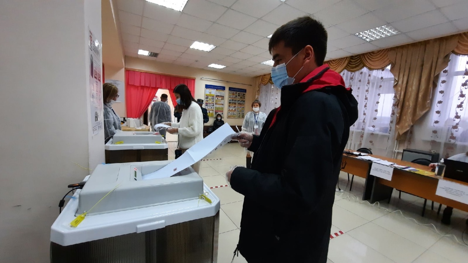 В Шаранском районе одним из первых проголосовал глава администрации муниципального района Ф. А. Ишемгулов
