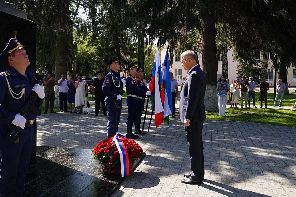 Радий Хабиров возложил цветы к памятнику Николая Гастелло