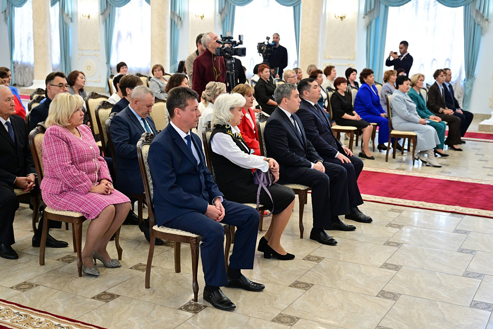 Радий Хабиров поздравил педагогов Башкортостана с наступающим Днём учителя