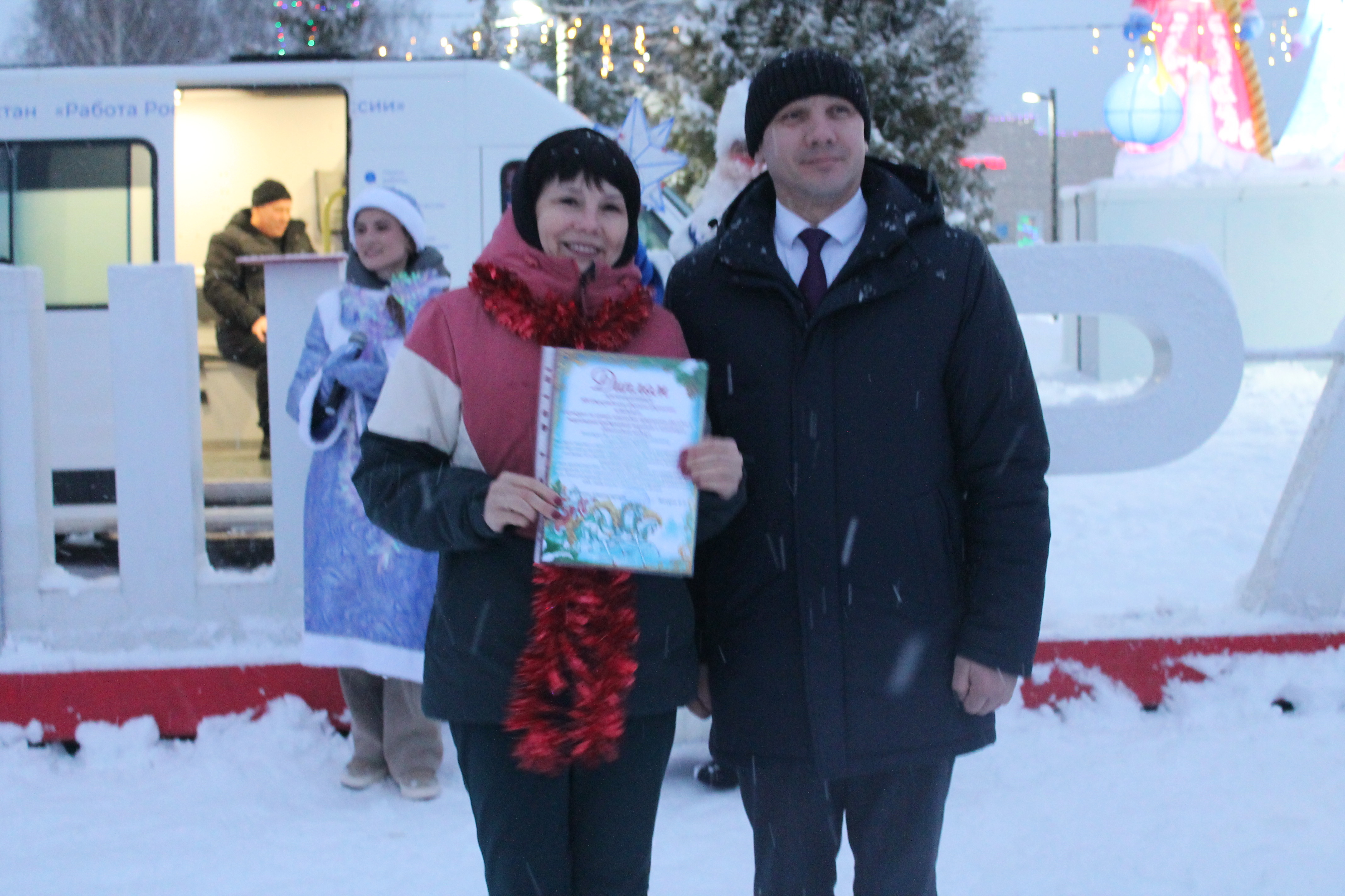 А у нас Новый год – Елка в гости всех зовет!