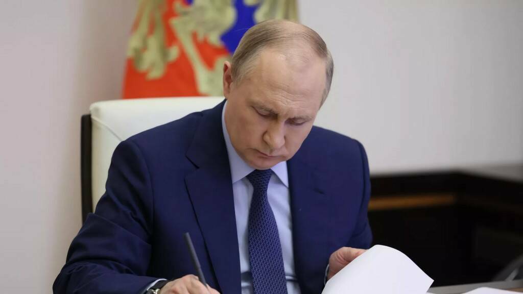 Путин разрешил направлять средства маткапитала на платное образование