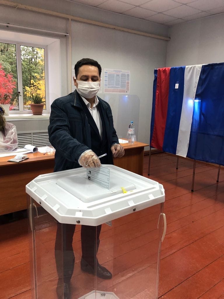 В первый день голосования проголосовала и семья Янгировых