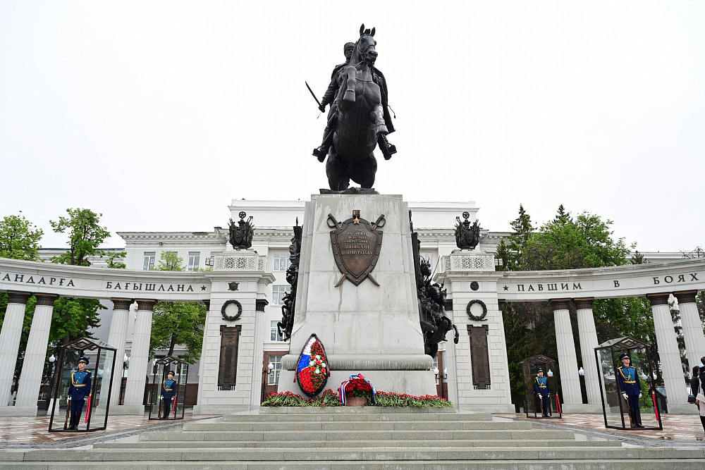 Радий Хабиров в День 80-летия Победы возложил цветы к памятнику Шаймуратова