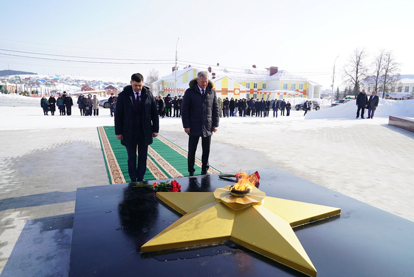 Радий Хабиров возложил цветы к мемориалу Защитникам Отечества с. Верхние Татышлы