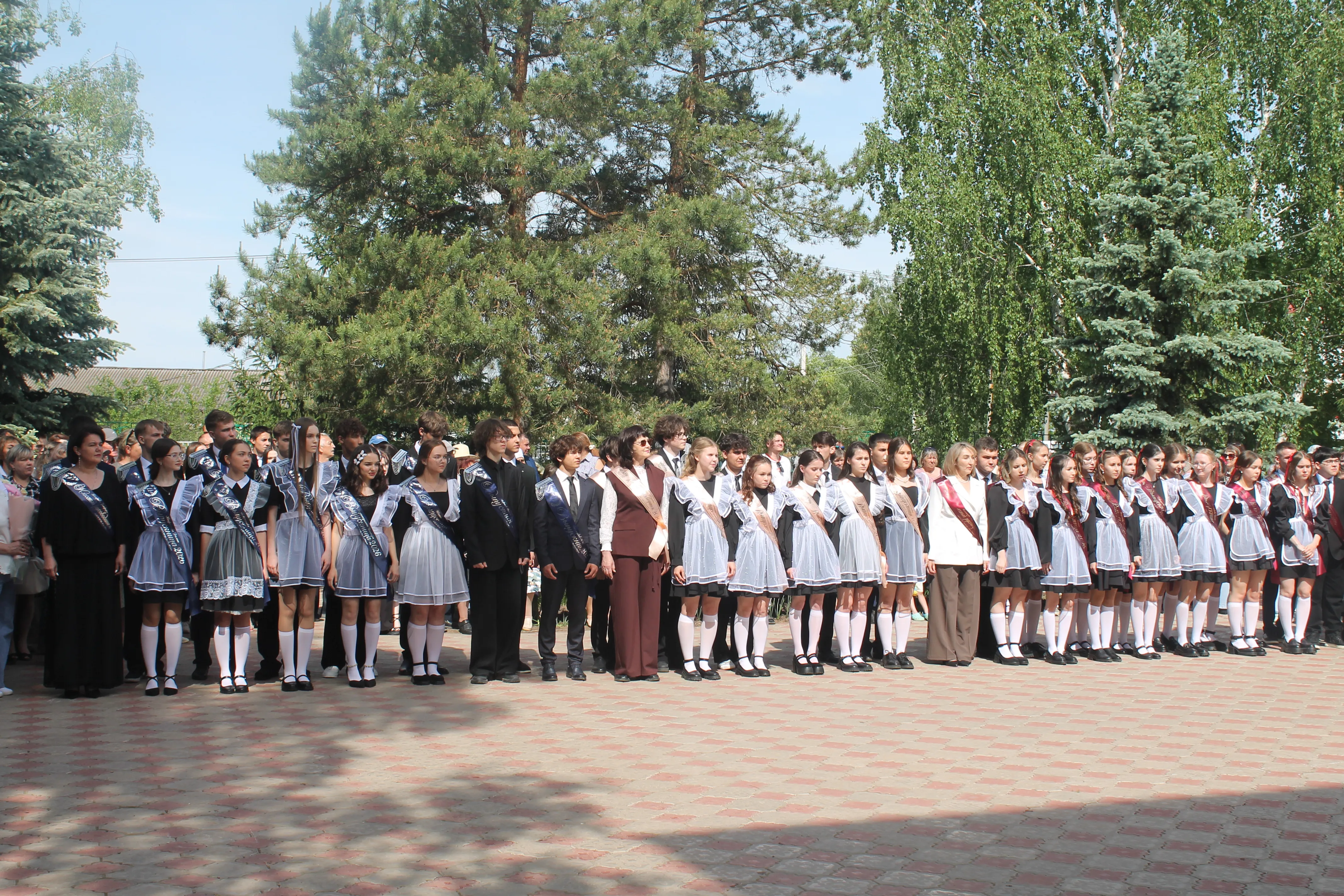 В добрый путь, выпускники!