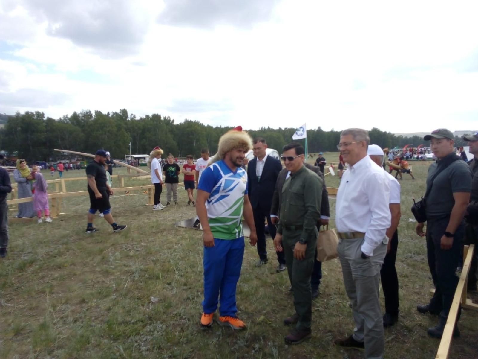 Глава Калмыкии Бату Хасиков вручил Радию Хабирову сертификат калмыцкого коня