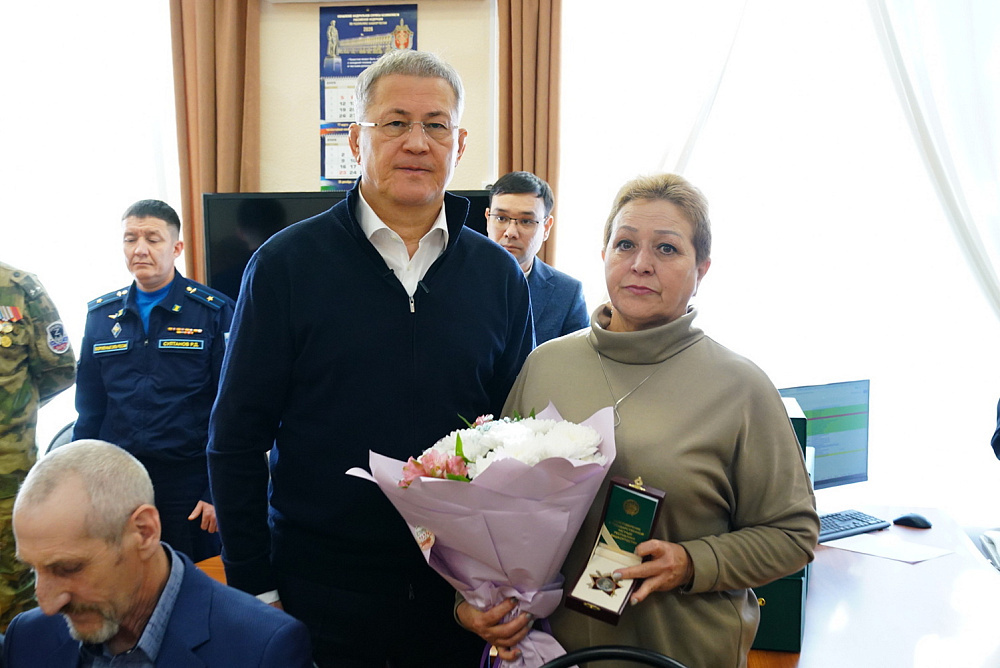 Радий Хабиров передал ордена генерала Шаймуратова семьям погибших участников СВО