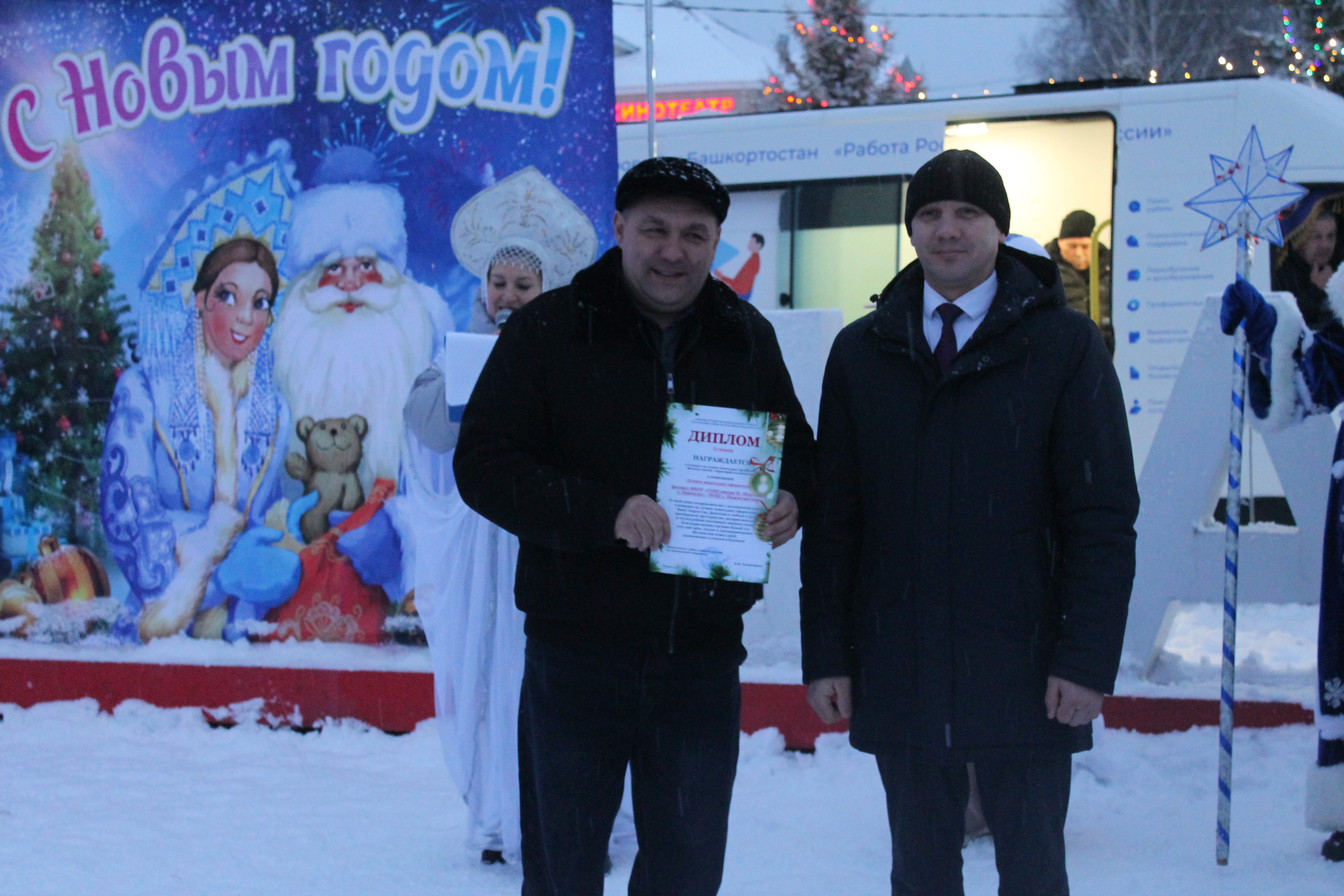 А у нас Новый год – Елка в гости всех зовет!