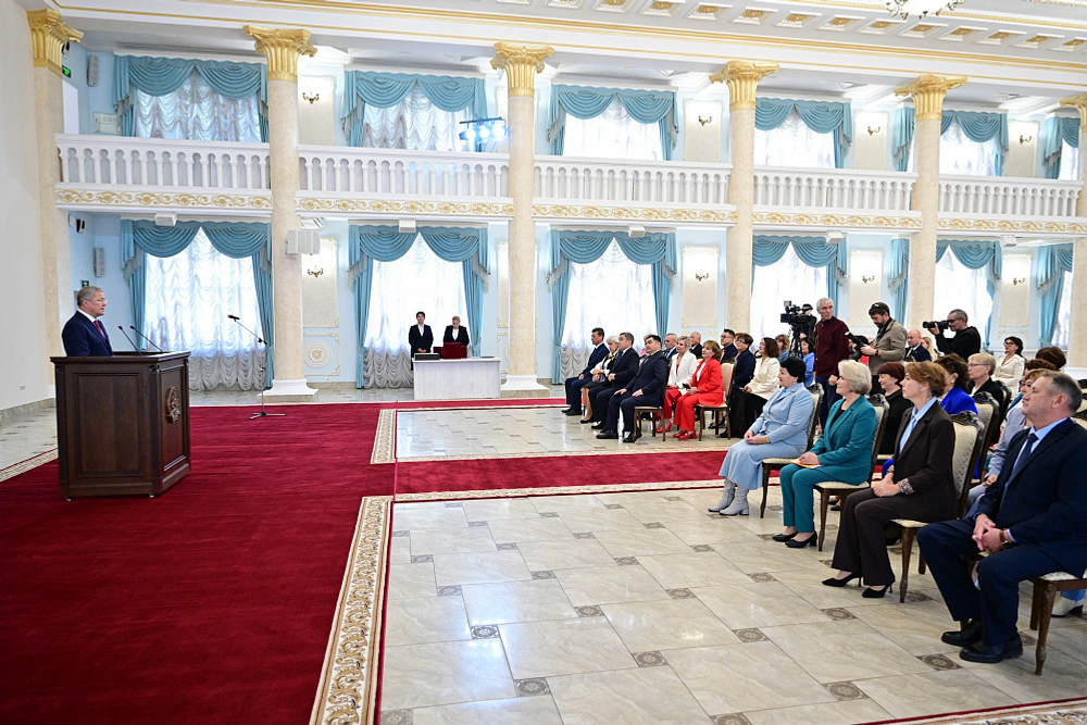 Радий Хабиров поздравил педагогов Башкортостана с наступающим Днём учителя