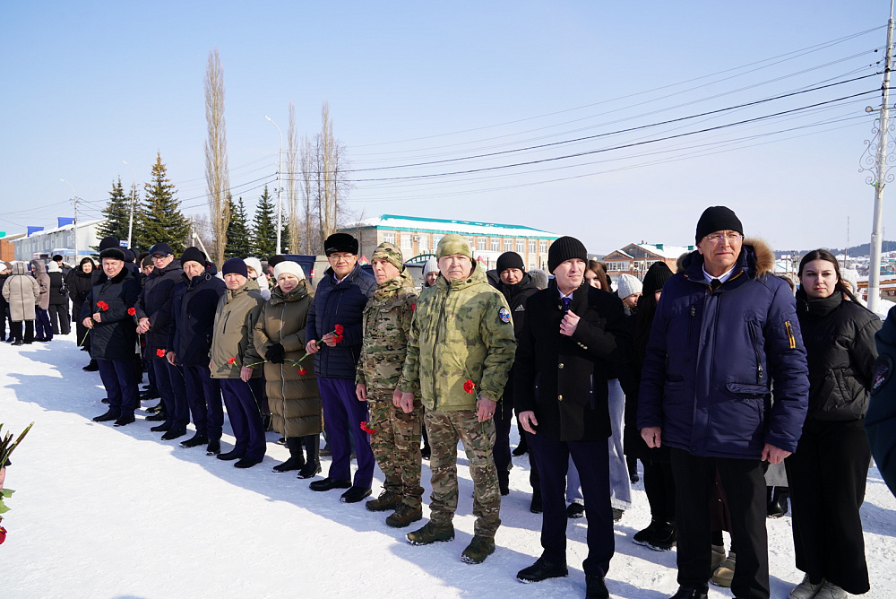 Радий Хабиров возложил цветы к мемориалу Защитникам Отечества с. Верхние Татышлы