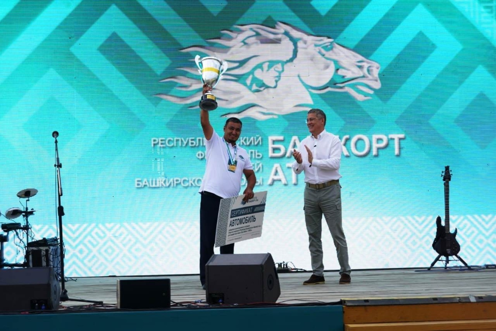 Глава Башкирии Радий Хабиров наградил победителя главных соревнований фестиваля «Башкорт аты»