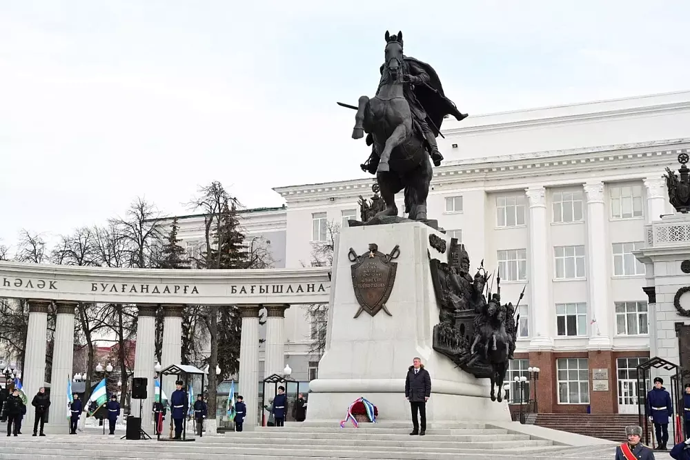 Радий Хабиров возложил цветы к памятнику Минигали Шаймуратова в Уфе