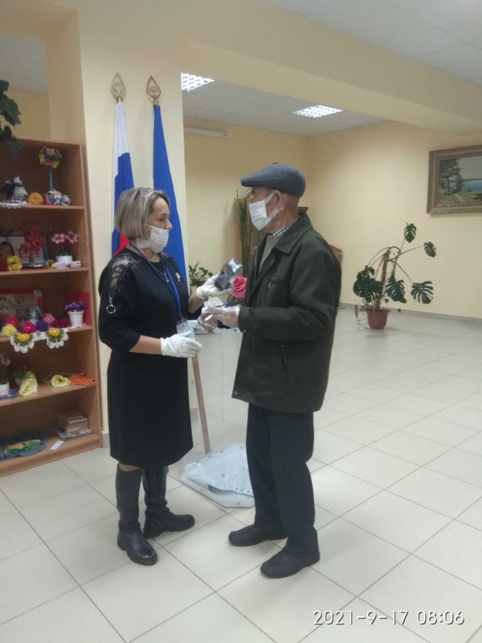 Одним из первых на избирательном участке с. Зириклы проголосовал 82-летний Ф. Т. Хайруллин