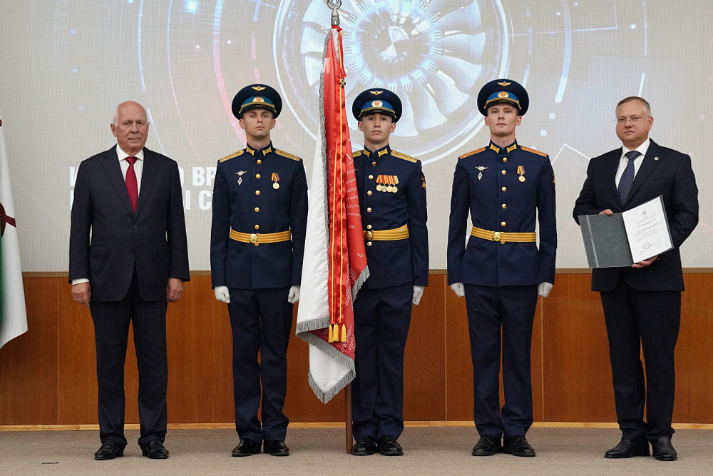 Владимир Путин наградил коллектив ОДК-УМПО орденом Александра Невского