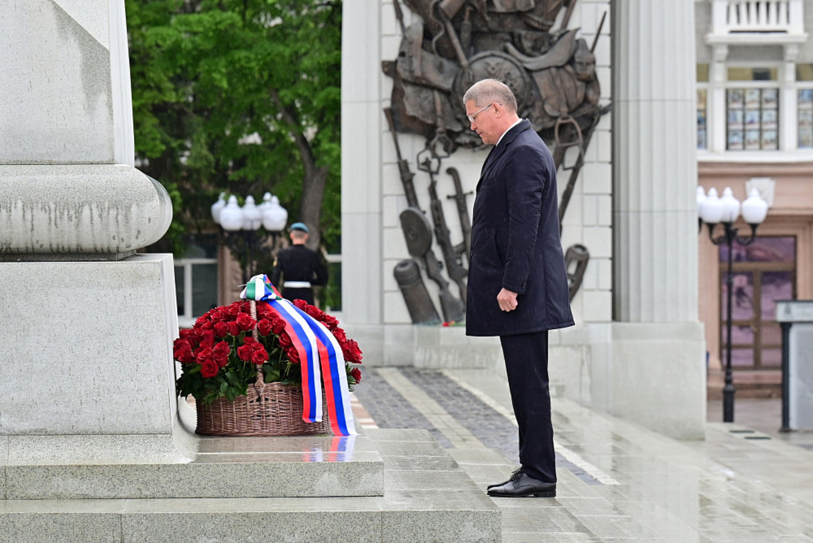 Радий Хабиров в День 80-летия Победы возложил цветы к памятнику Шаймуратова