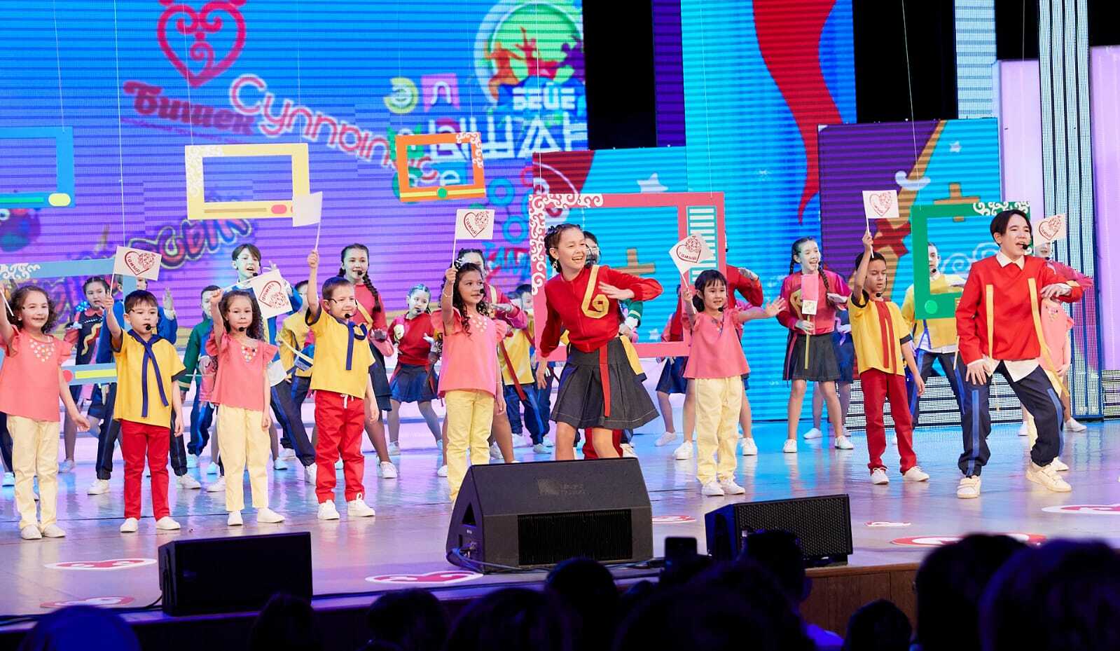 Любимый телеканал детей республики собрал маленьких зрителей на свой юбилейный концерт.