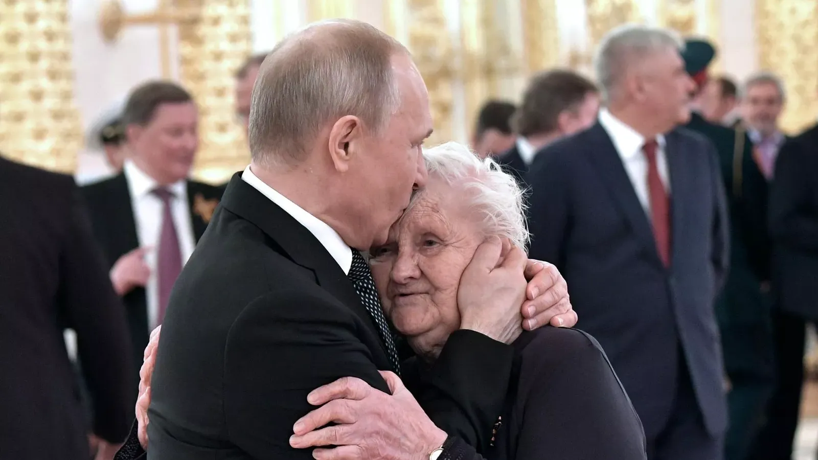 Путин пригласил свою первую учительницу на Парад в Москве