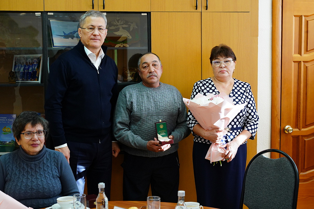 Радий Хабиров передал ордена генерала Шаймуратова семьям погибших участников СВО