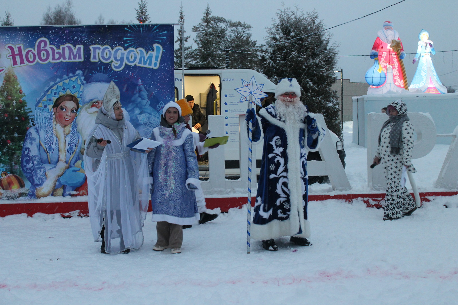 А у нас Новый год – Елка в гости всех зовет!
