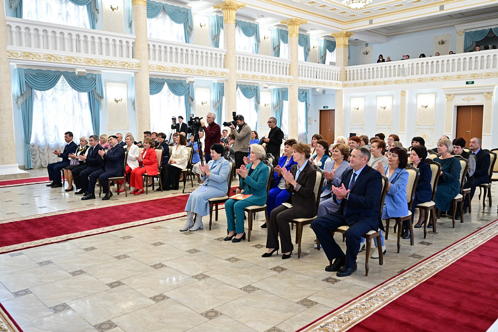 Радий Хабиров поздравил педагогов Башкортостана с наступающим Днём учителя