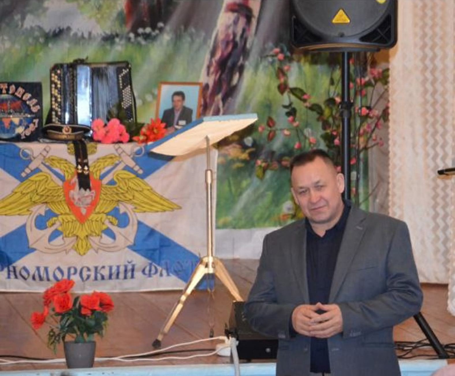 С уважением к таланту певца и баяниста