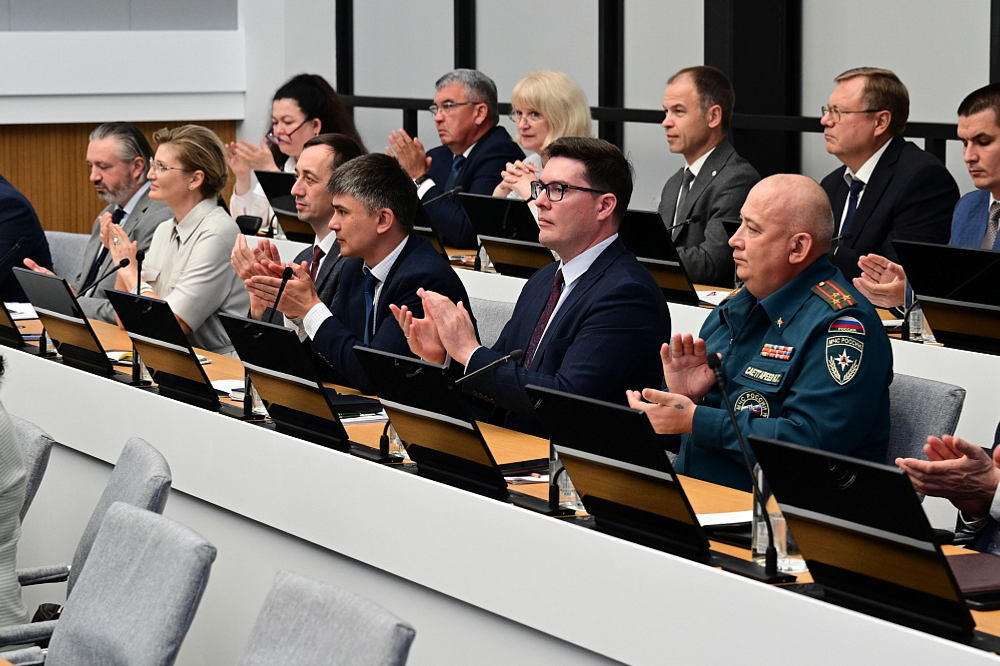 Радий Хабиров вручил награды театральным деятелям Башкортостана