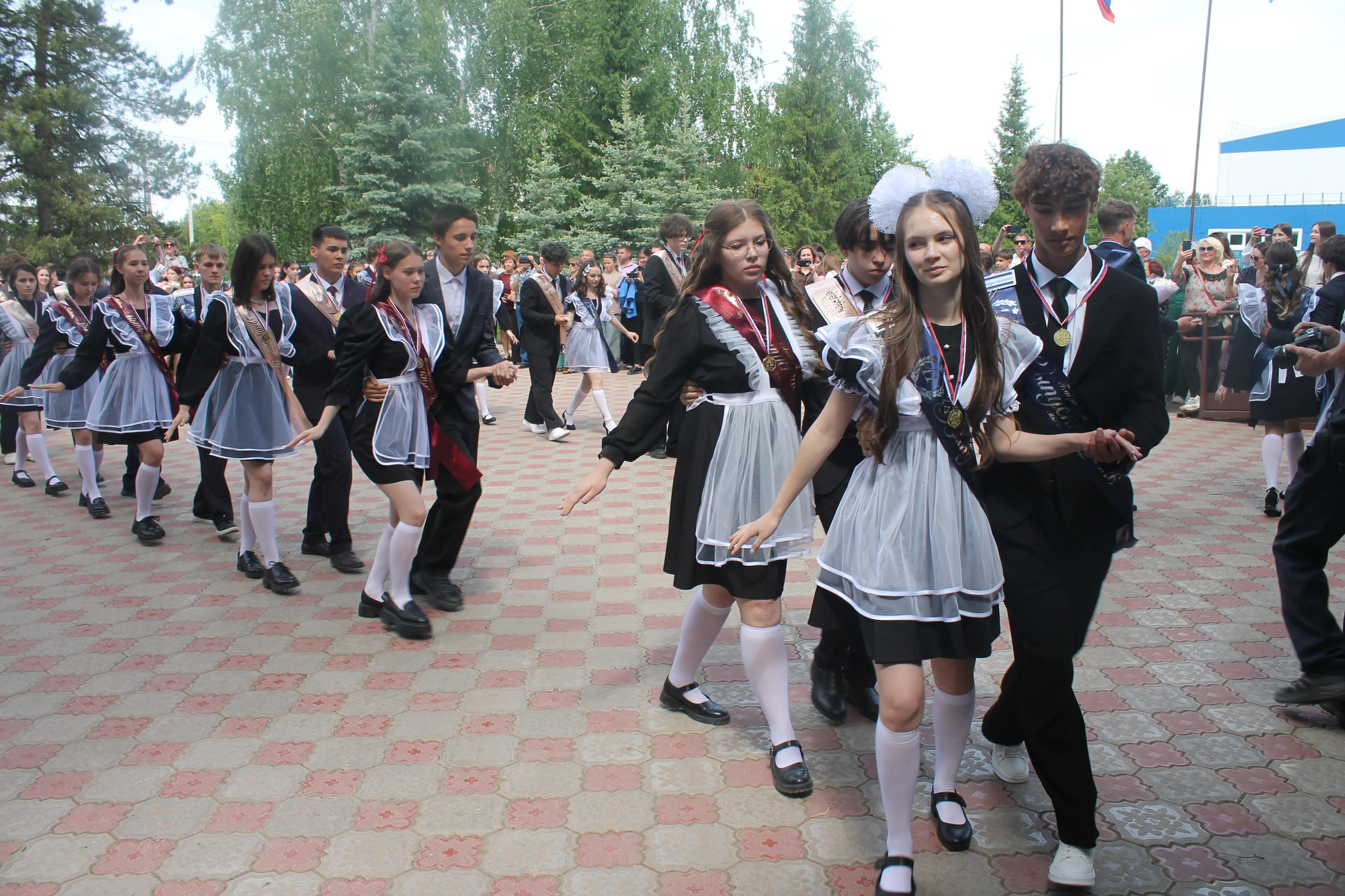В добрый путь, выпускники!