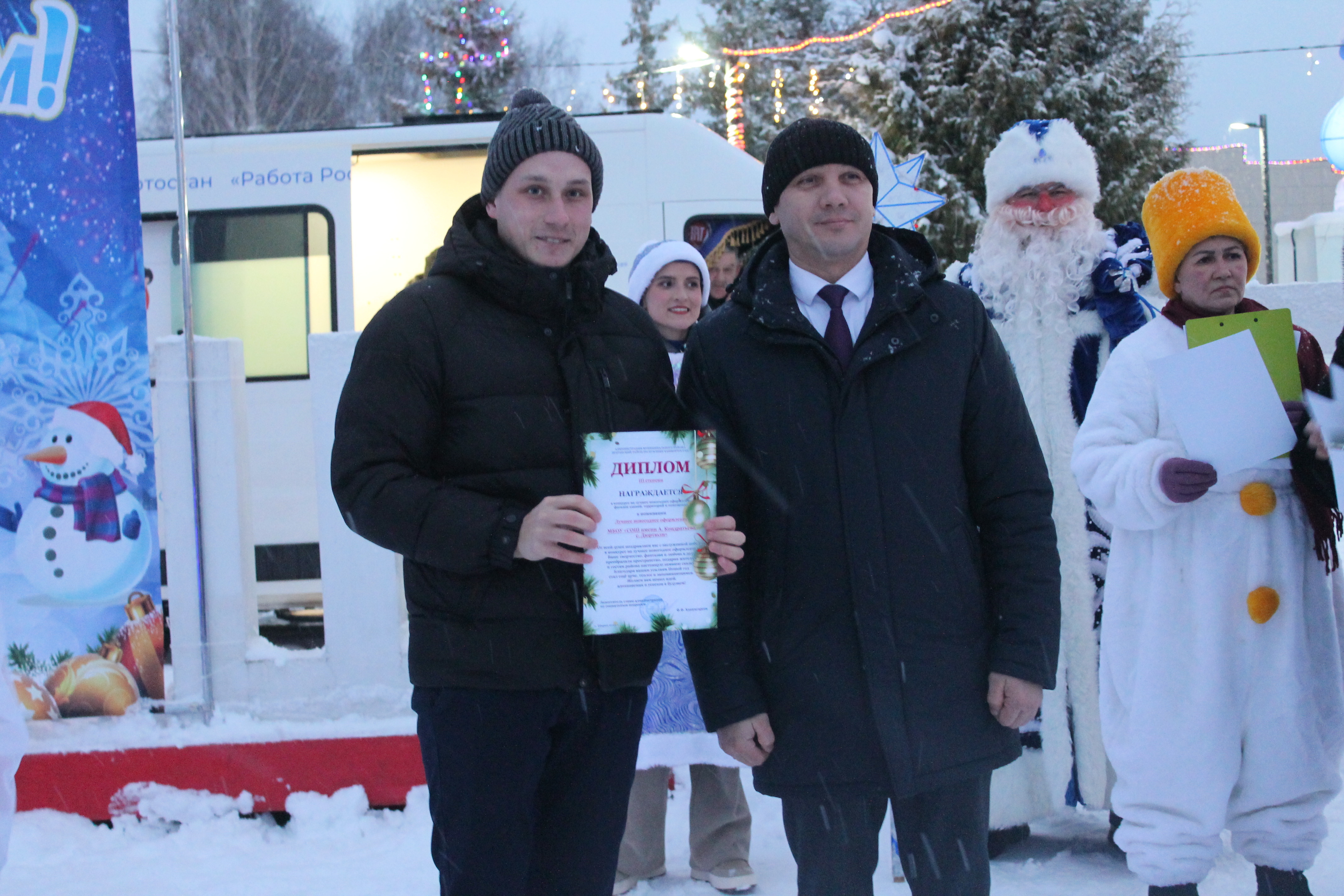 А у нас Новый год – Елка в гости всех зовет!