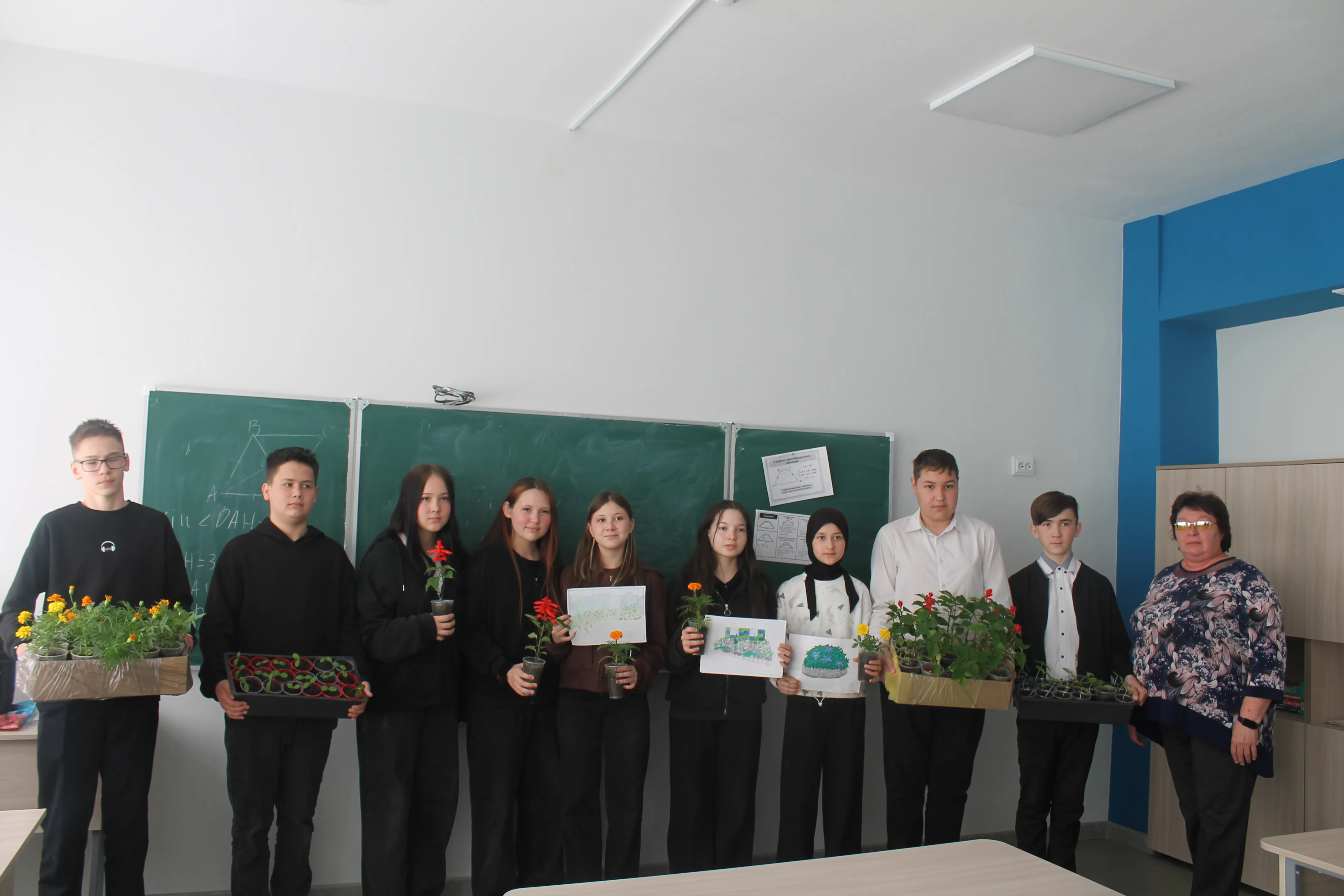 Ученики агрокласса выращивают цветы