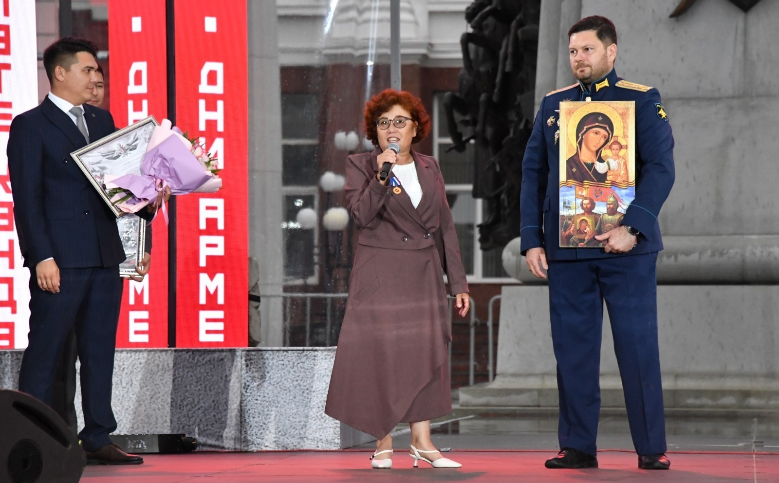 Военкор из Башкирии передала Герою России икону, пропахшую дымом Донбасса