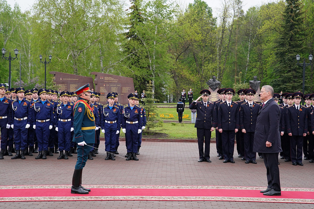 Радий Хабиров возложил венок Славы к Вечному огню в уфимском парке Победы