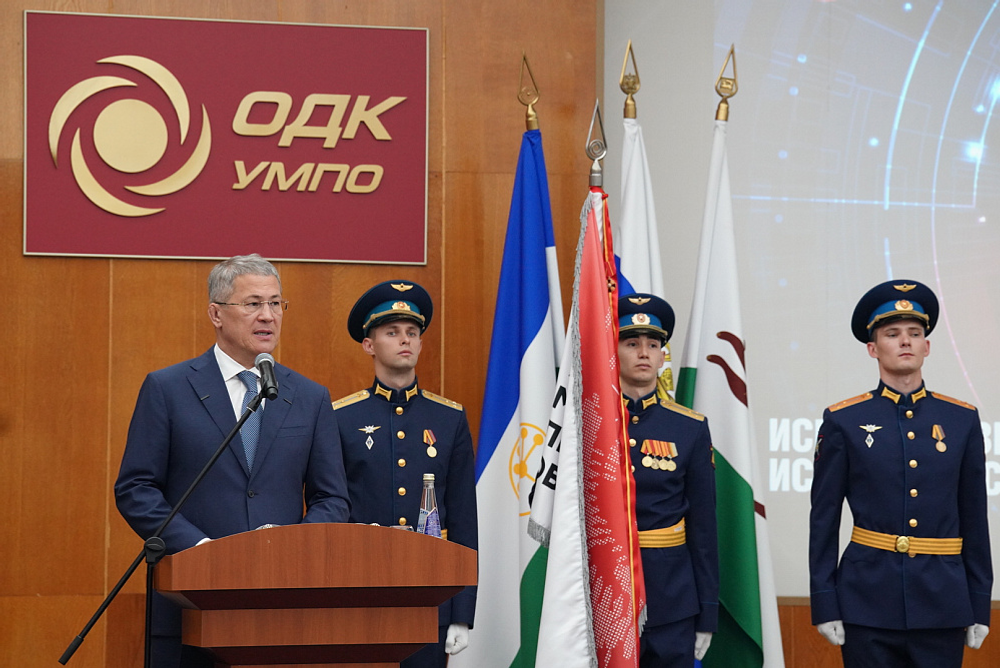 Владимир Путин наградил коллектив ОДК-УМПО орденом Александра Невского
