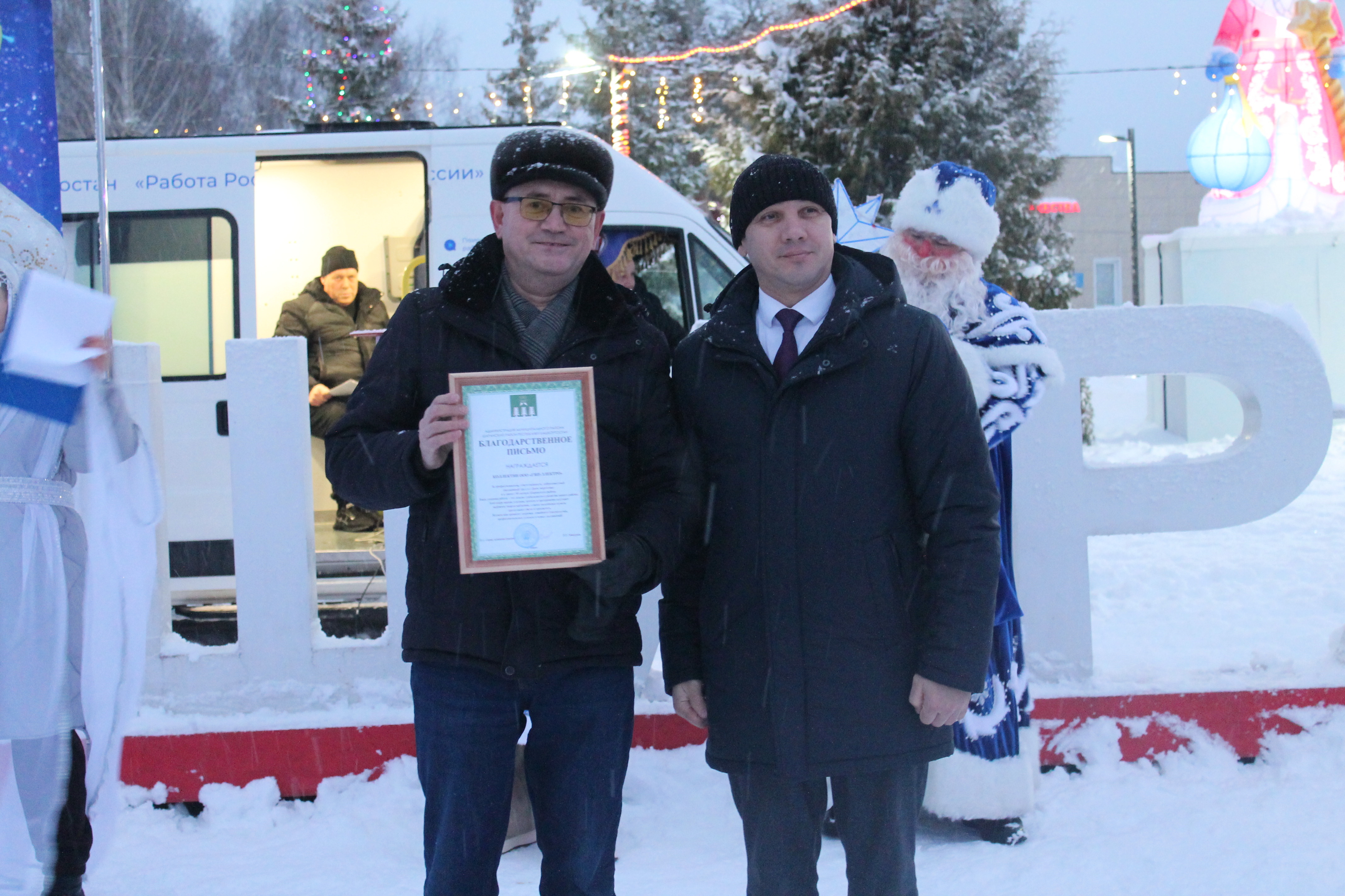 А у нас Новый год – Елка в гости всех зовет!