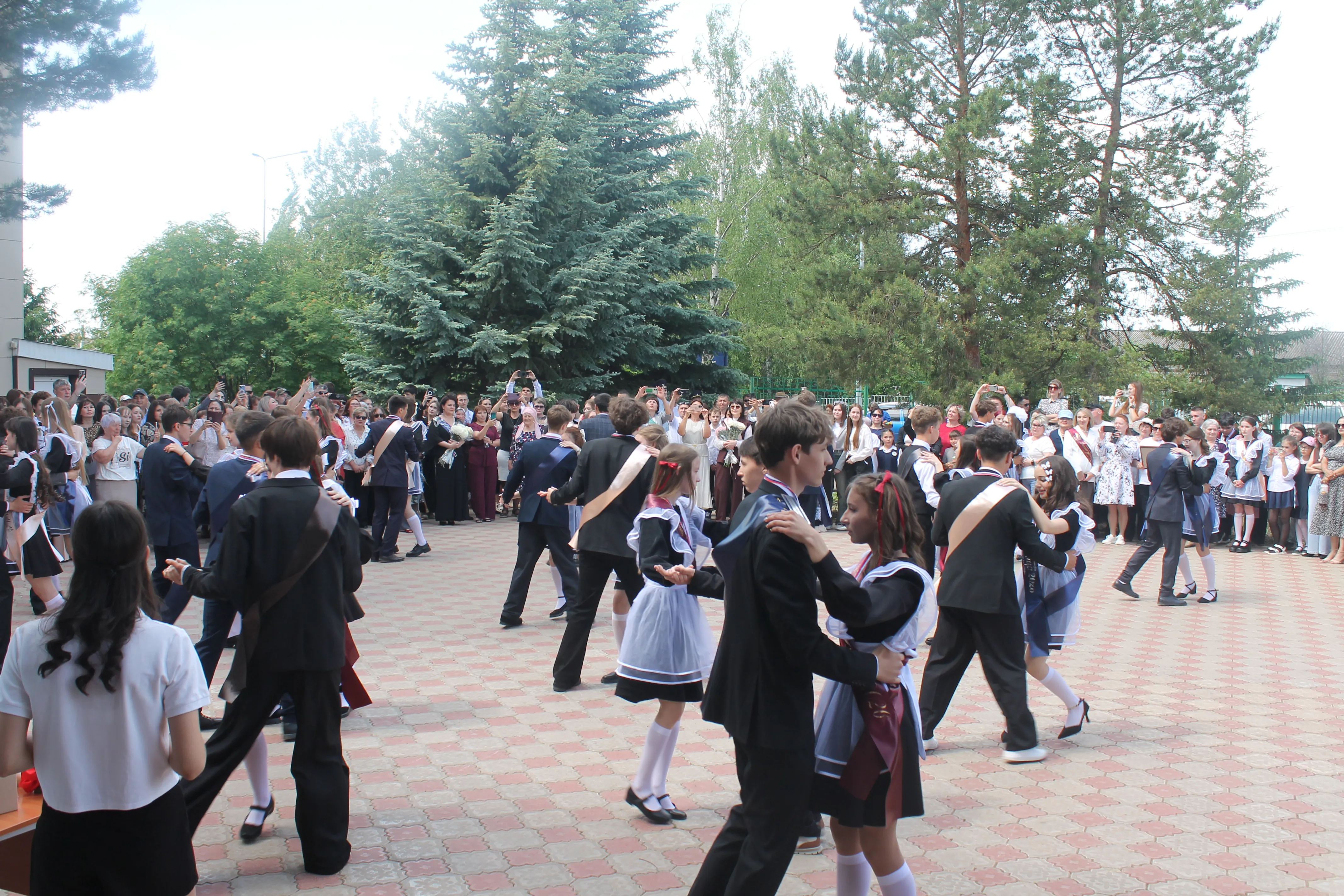 В добрый путь, выпускники!