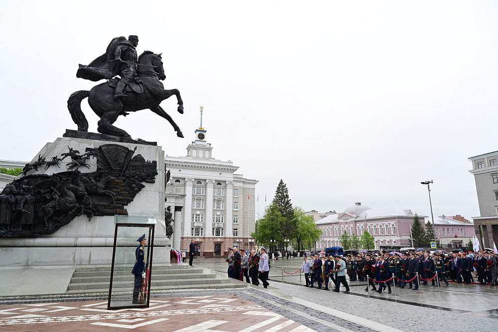 Радий Хабиров в День 80-летия Победы возложил цветы к памятнику Шаймуратова