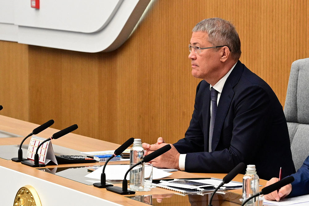 Радий Хабиров передал новые автобусы спортивным школам Башкортостана