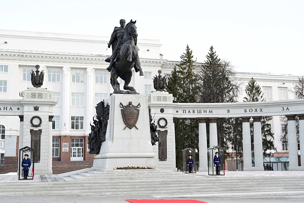 Радий Хабиров и Алексей Текслер возложили цветы к памятнику Минигали Шаймуратову