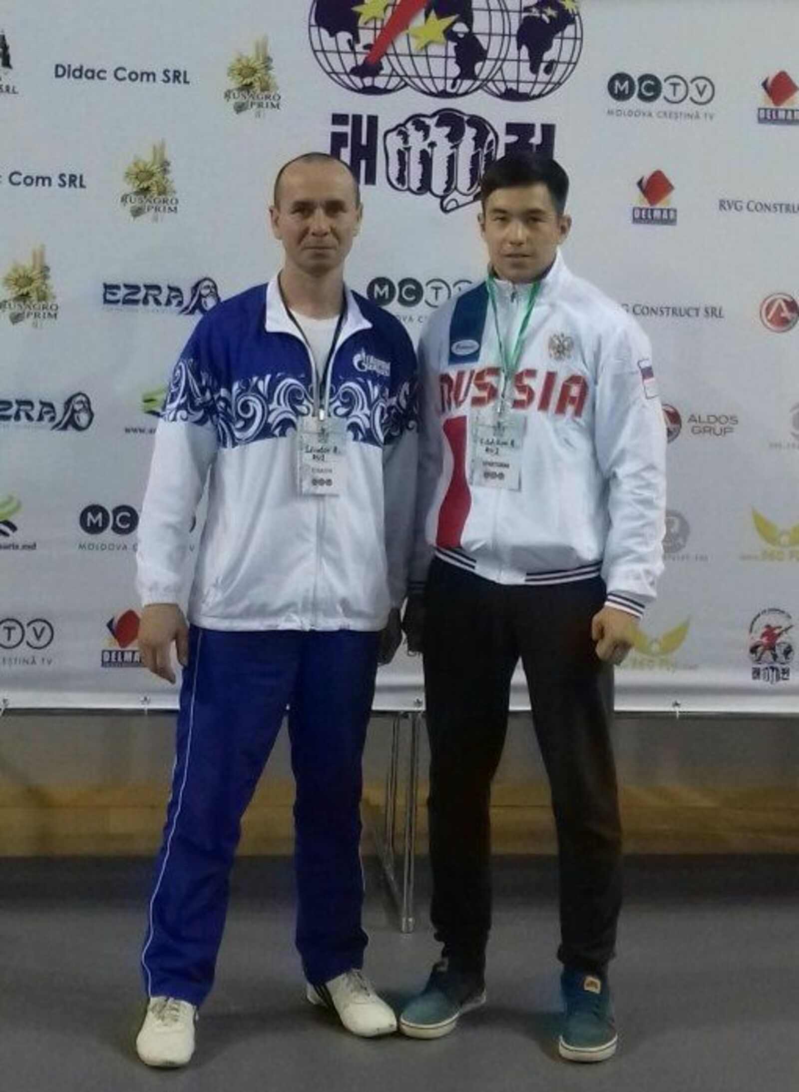 Р. Ситдиков (справа) с тренером Р. Х. Идиятовым.