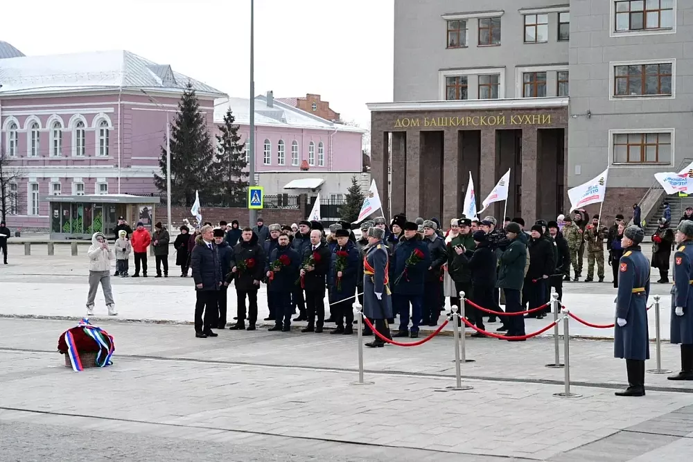 Радий Хабиров возложил цветы к памятнику Минигали Шаймуратова в Уфе