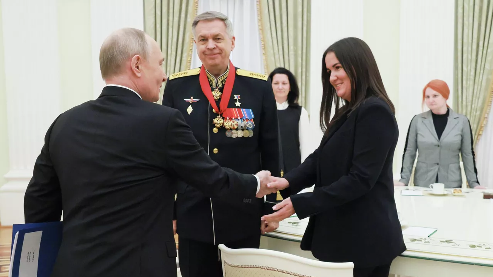 Путин предложил обсудить меры поддержки для детей погибших военных