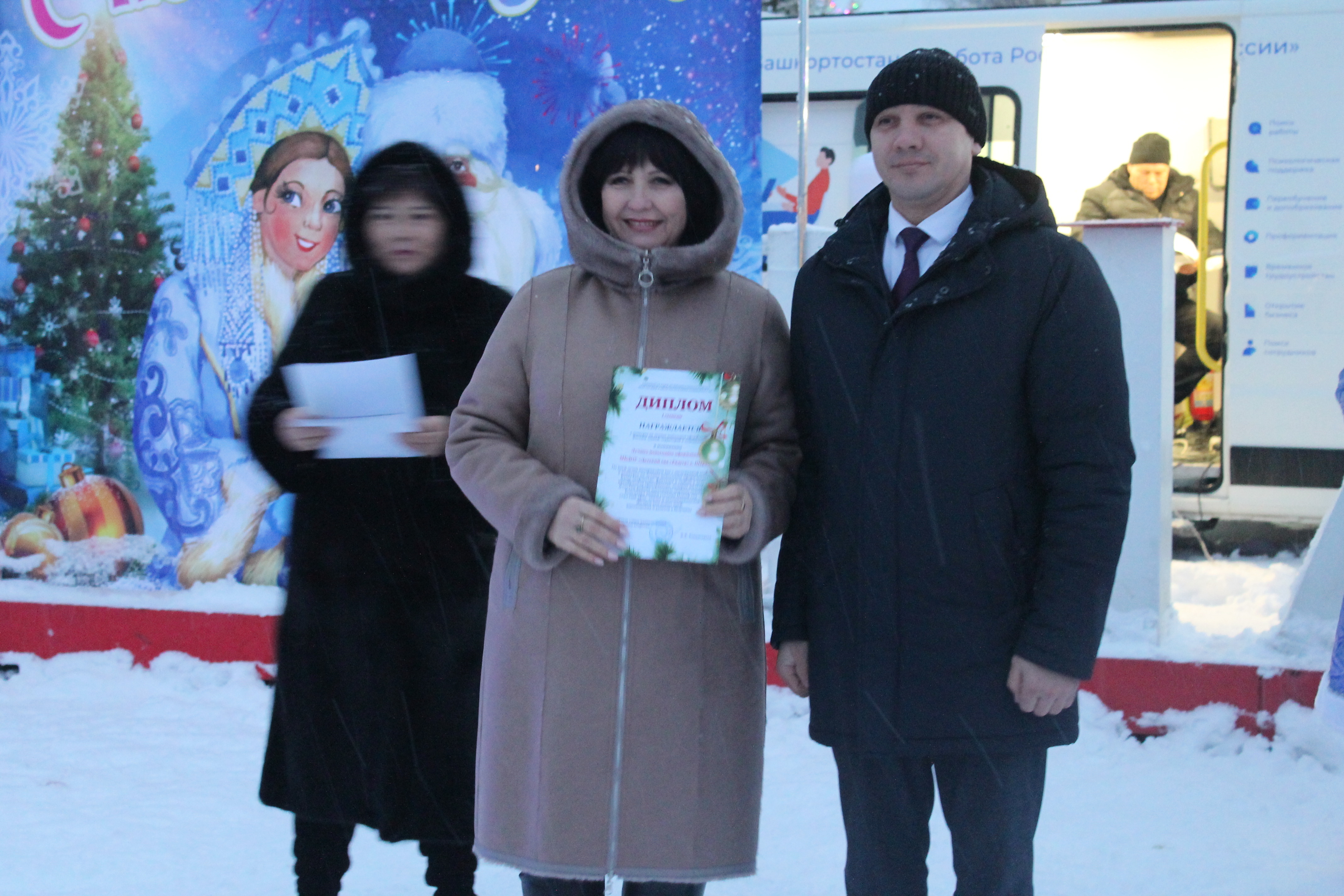 А у нас Новый год – Елка в гости всех зовет!